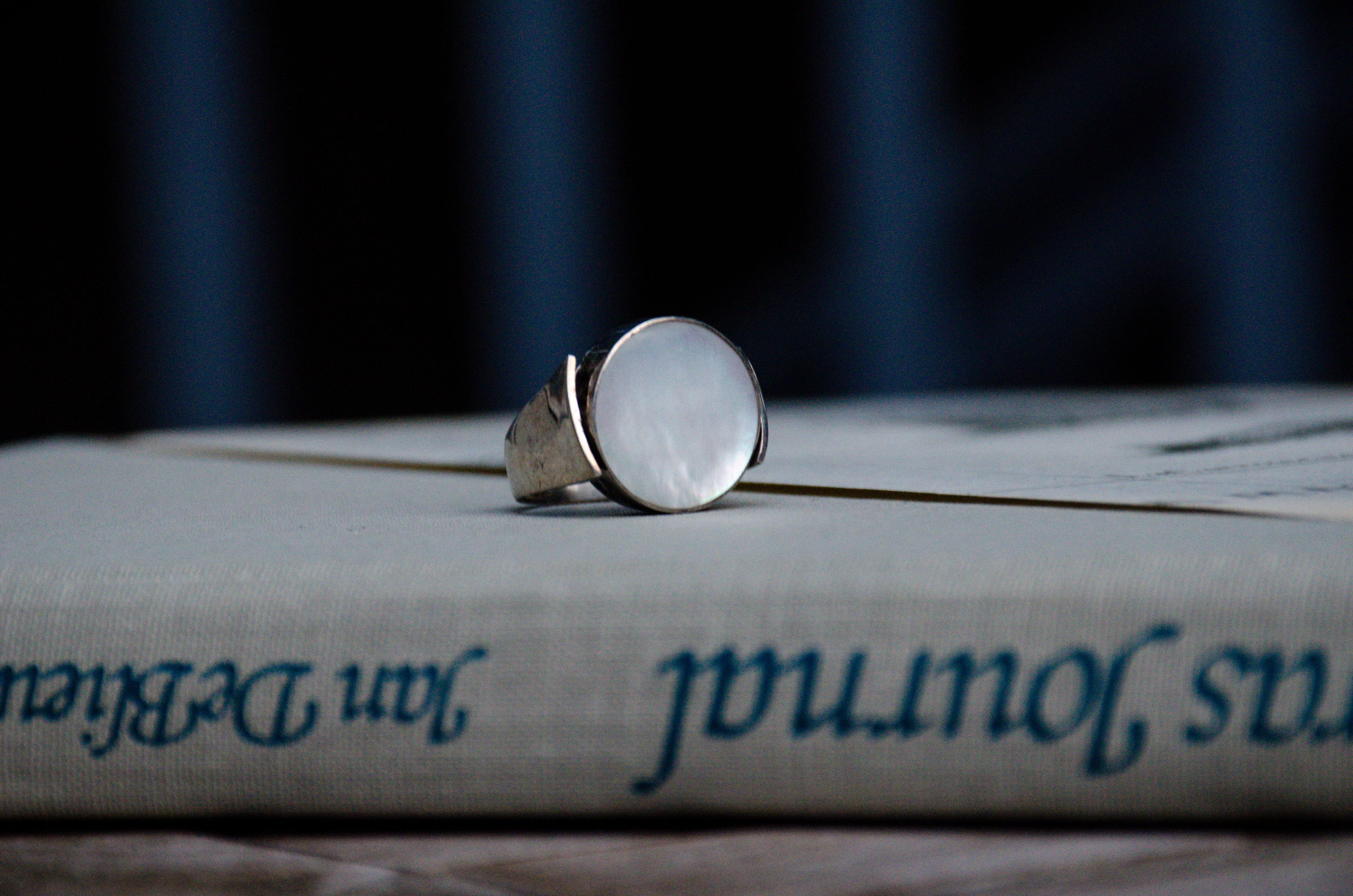 Vintage Mother of Pearl & Obsidian Spinner Signet Ring