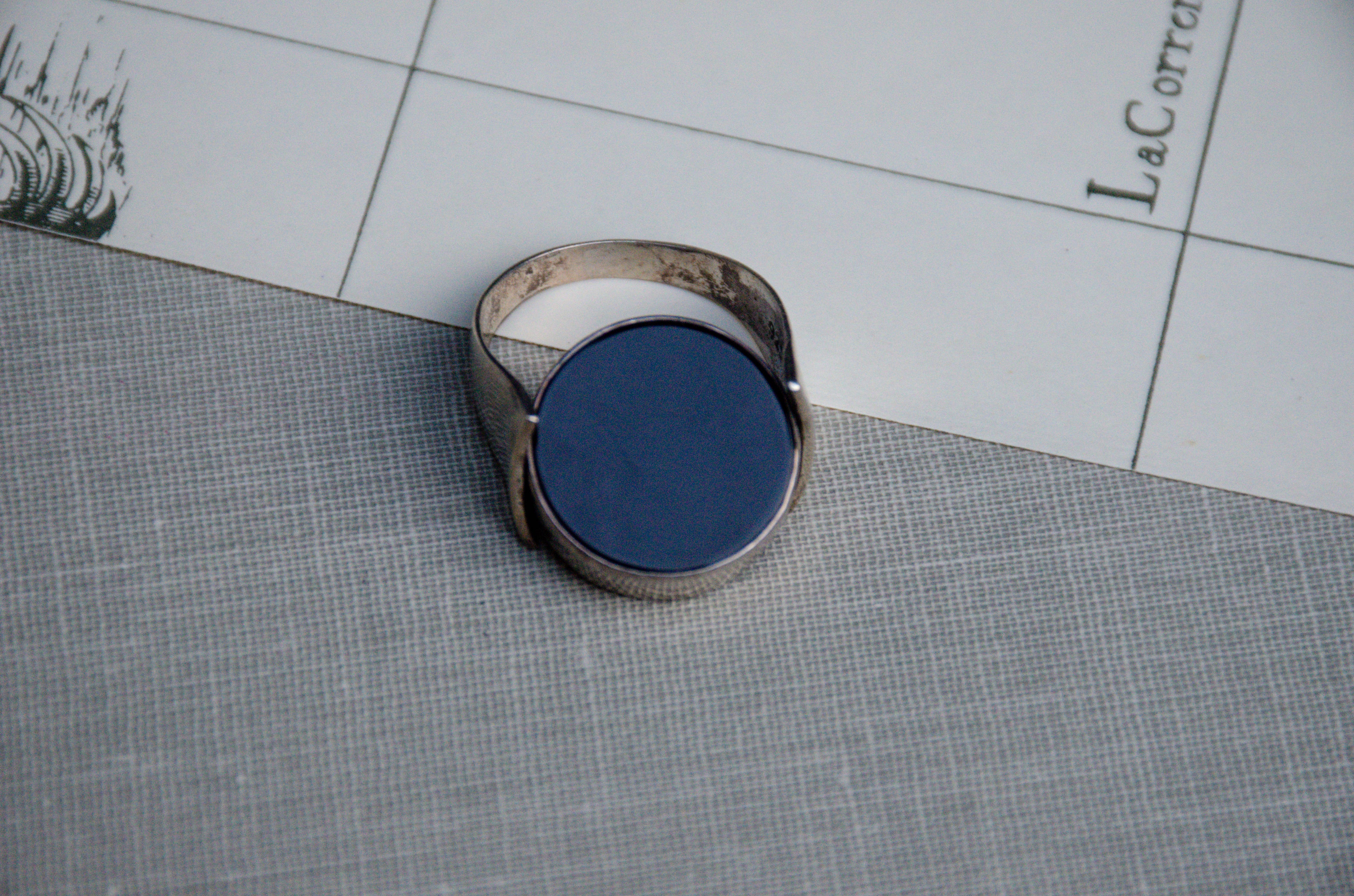Vintage Mother of Pearl & Obsidian Spinner Signet Ring