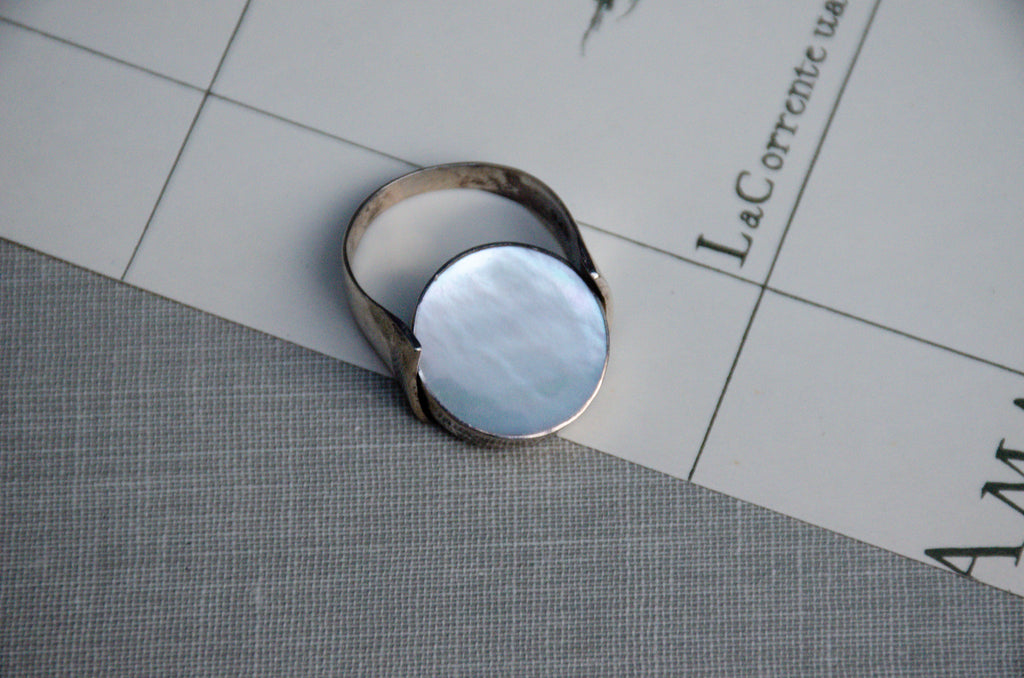Vintage Mother of Pearl & Obsidian Spinner Signet Ring