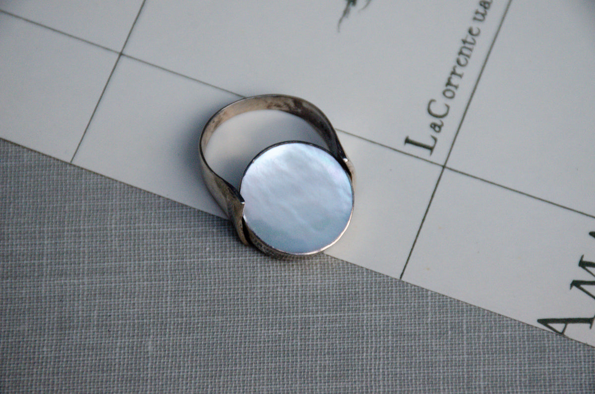 Vintage Mother of Pearl & Obsidian Spinner Signet Ring